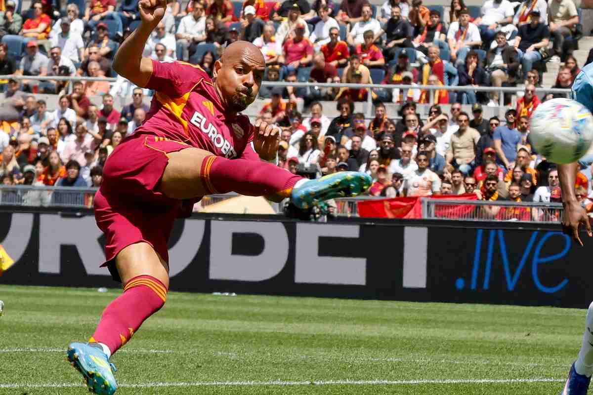 Tiro al volo di Malen contro la Lazio