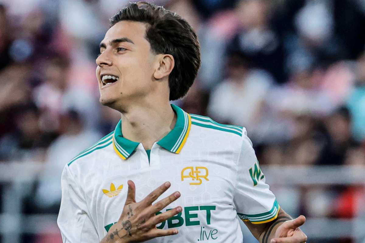 Paulo Dybala con la maglia bianca della Roma