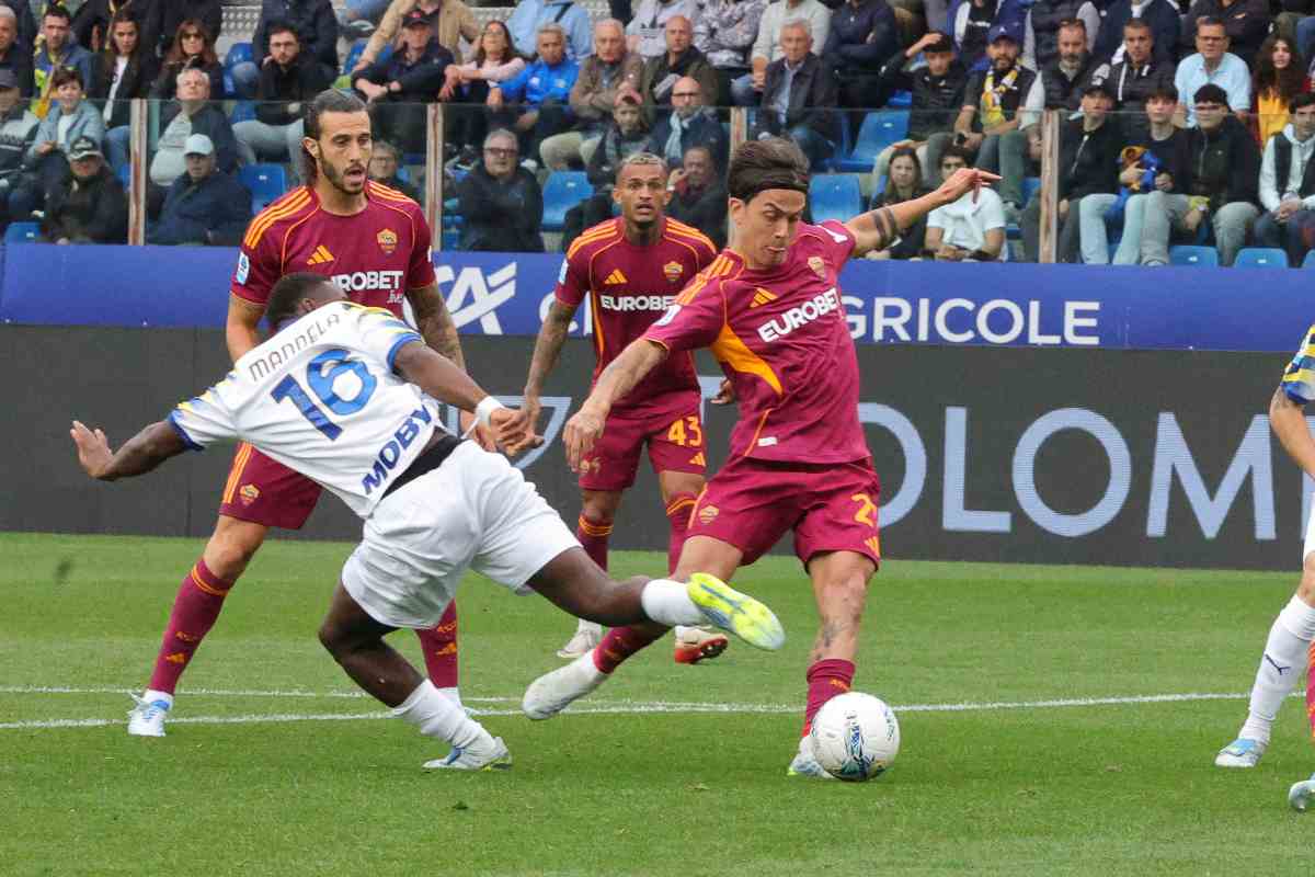Paulo Dybala calcia la palla durante Parma-Roma