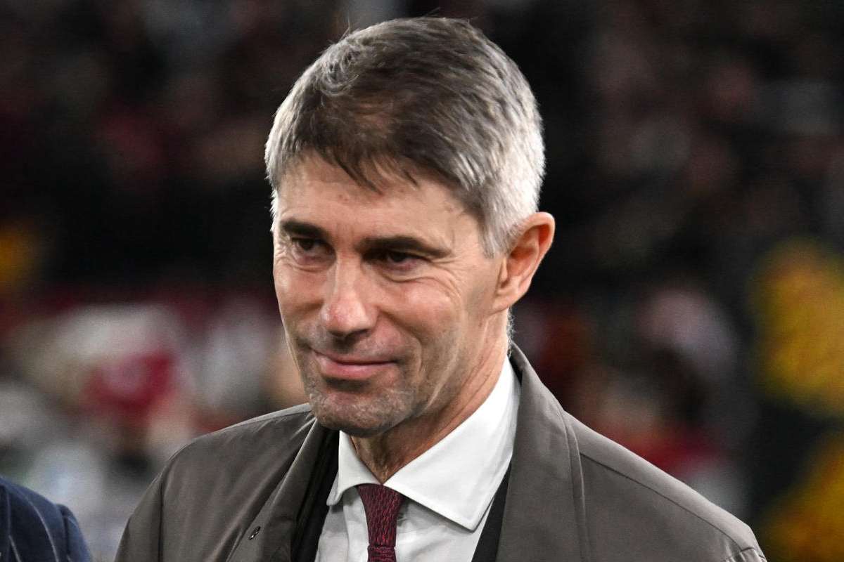 Frederic Massara sogghigna a bordo campo