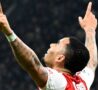 Gabriel Jesus esulta indicando il cielo