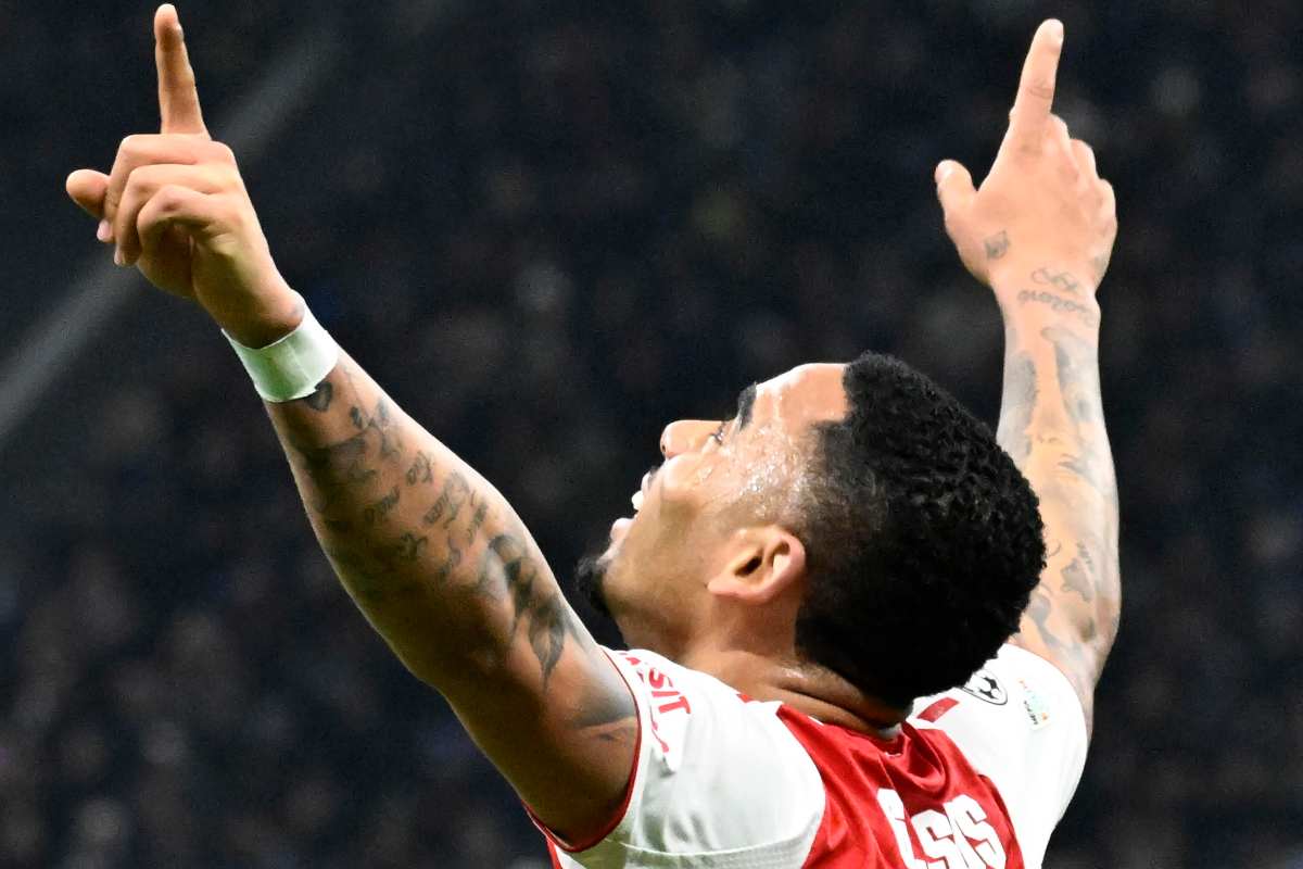 Gabriel Jesus esulta indicando il cielo