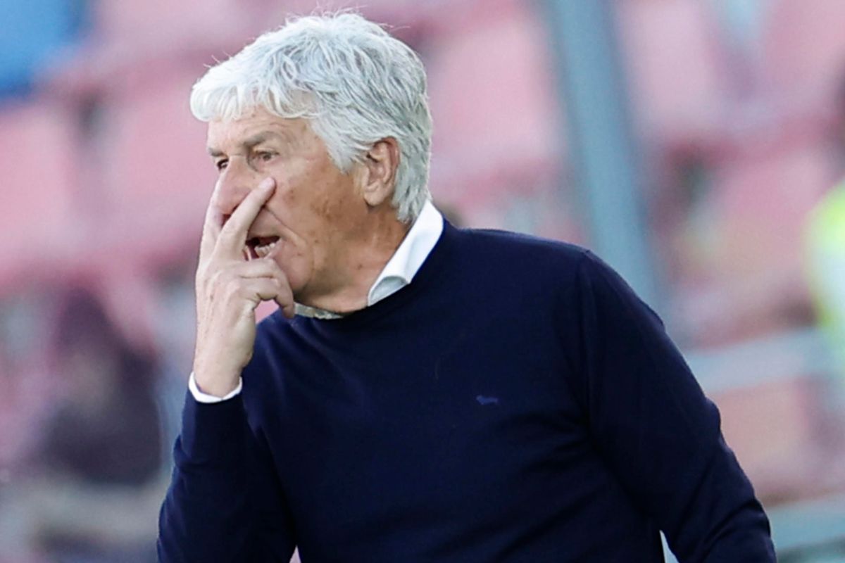 Gian Piero Gasperini chiede attenzione indicandosi gli occhi