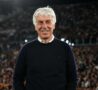 Gian Piero Gasperini sorride a bordo campo