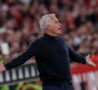 José Mourinho si lamenta in panchina