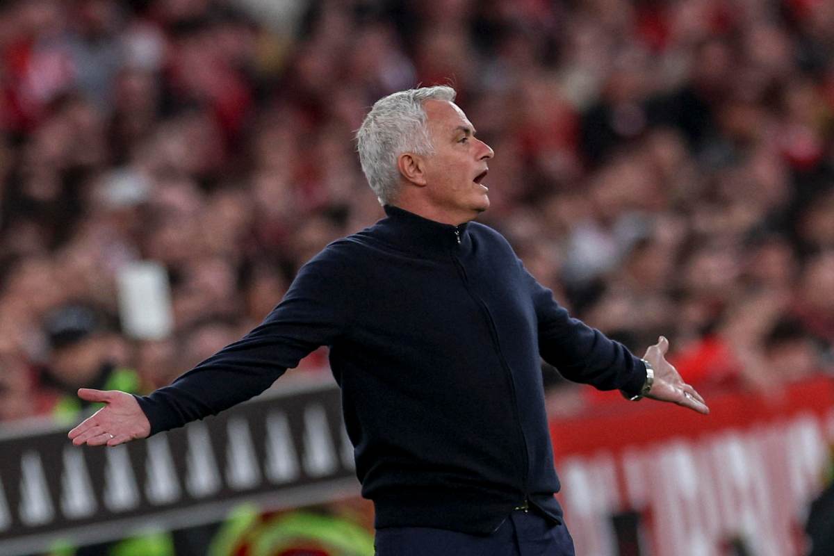 José Mourinho si lamenta in panchina