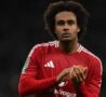 Joshua Zirkzee applaude i compagni