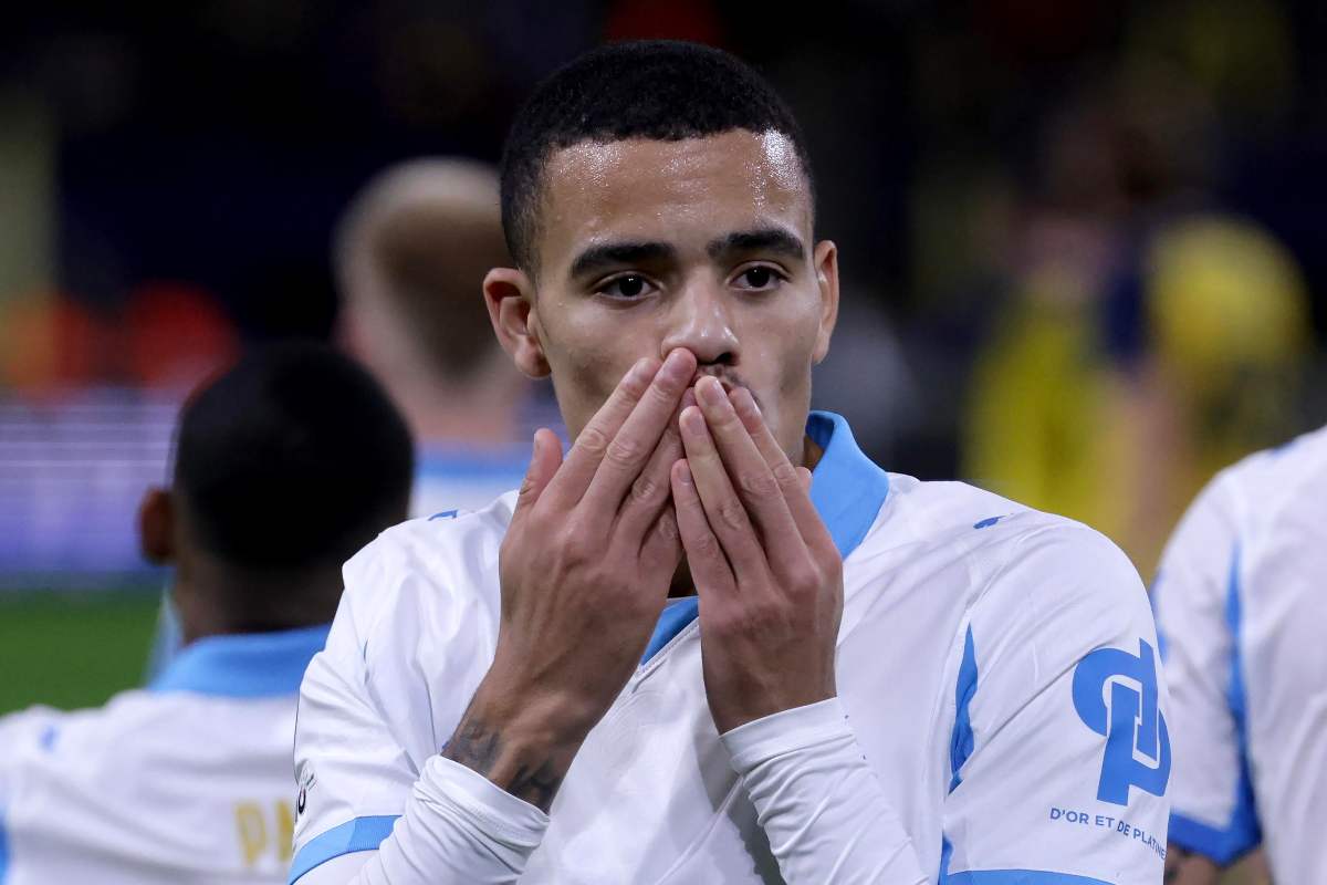 Mason Greenwood manda baci alla telecamera