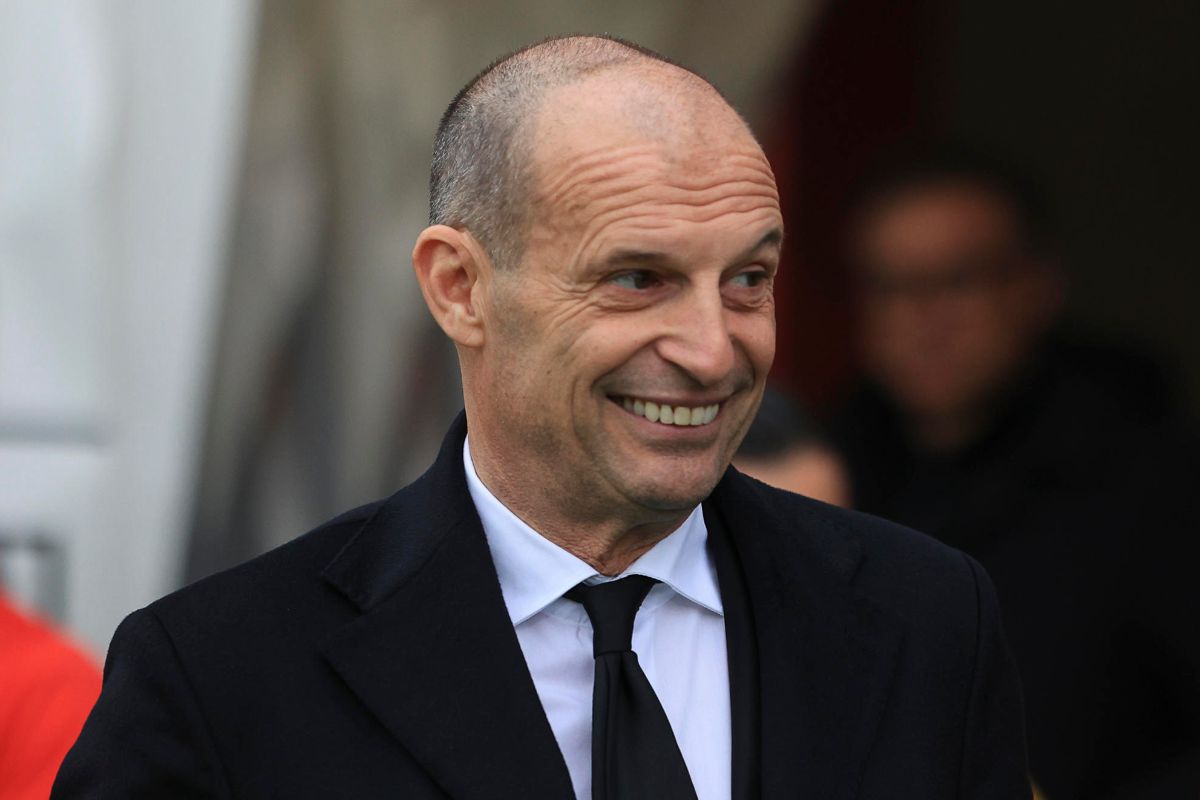 Max Allegri sogghigna a bordo campo