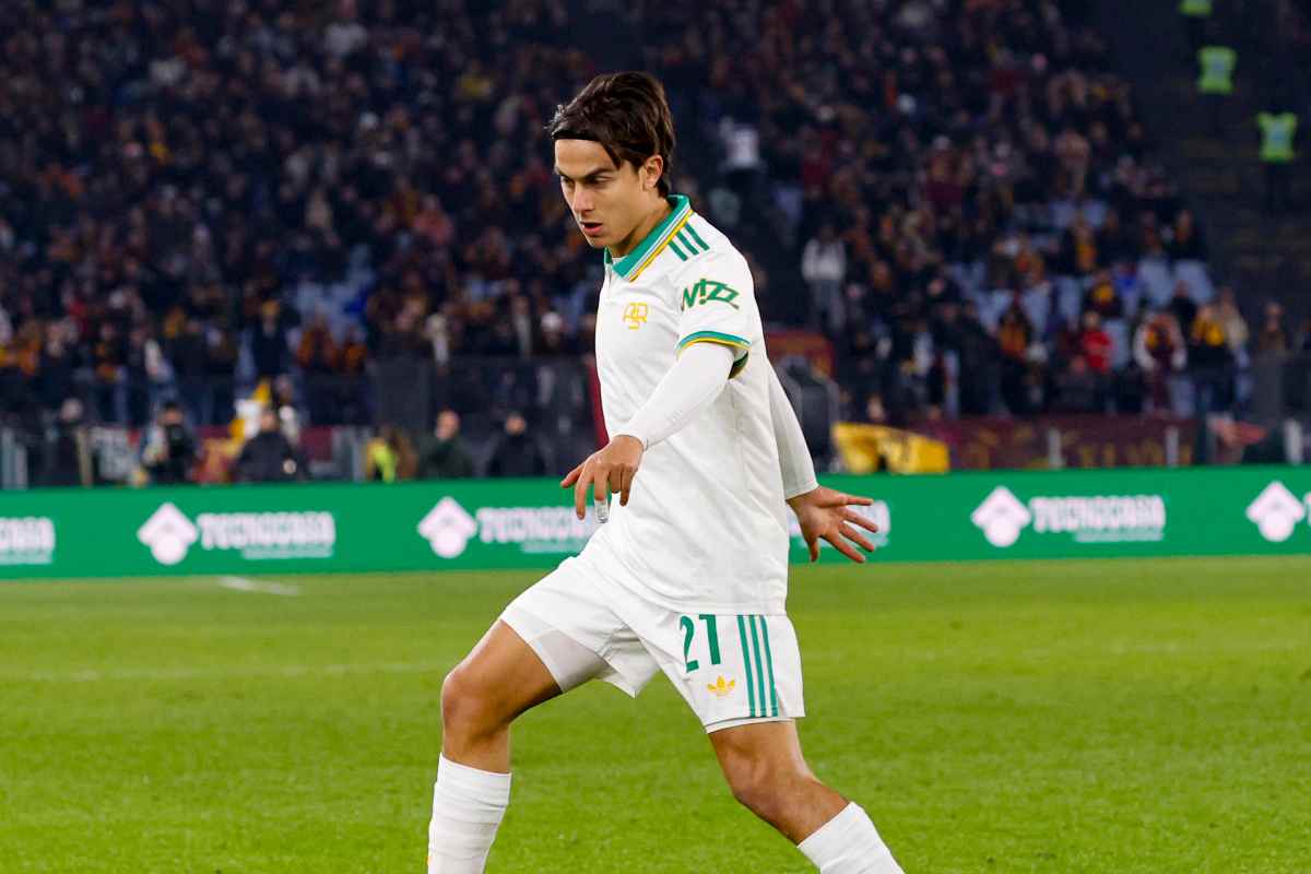 Paulo Dybala gestisce il pallone