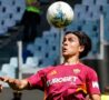 Paulo Dybala controlla la palla al volo
