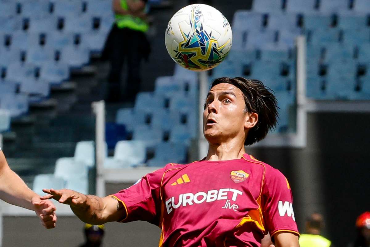 Paulo Dybala controlla la palla al volo