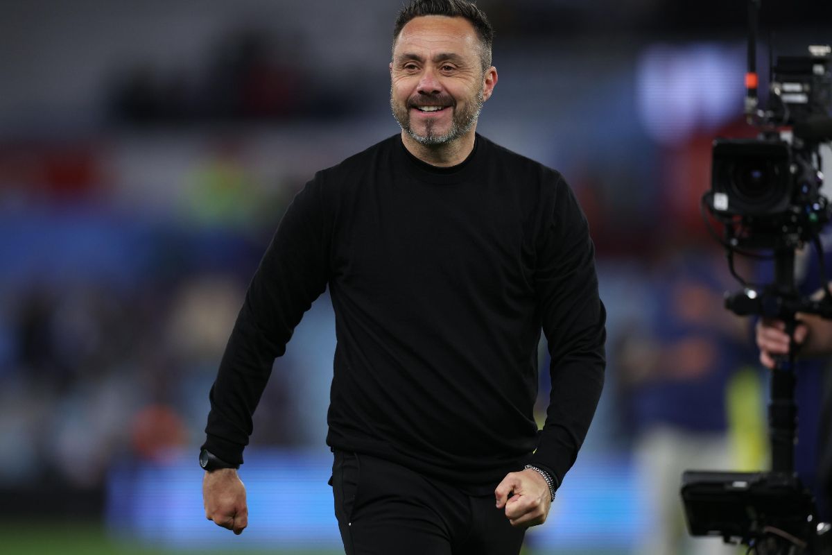 Roberto De Zerbi ride felice dopo una vittoria