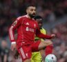 Salah tocca il pallone