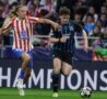 Tzolis in azione contro l'Atletico Madrid