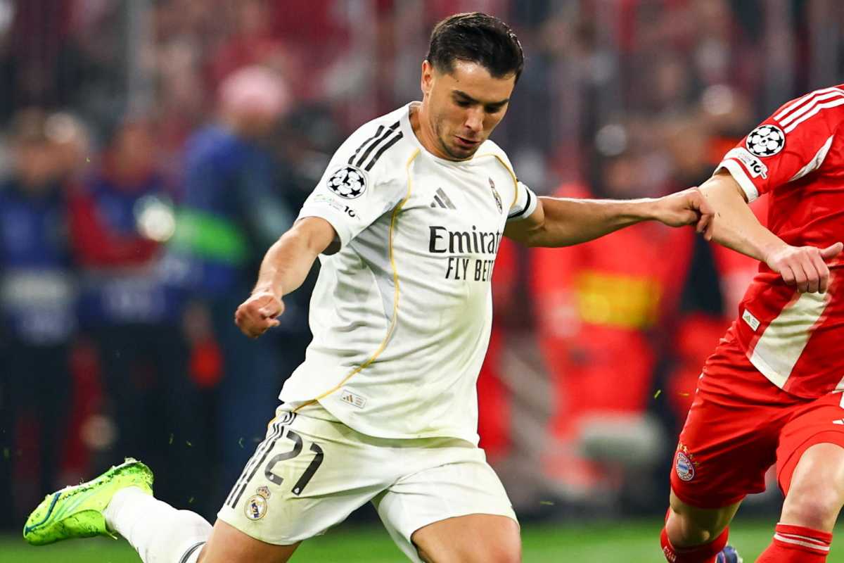 Brahim Diaz calcia la palla con la maglia del Real Madrid