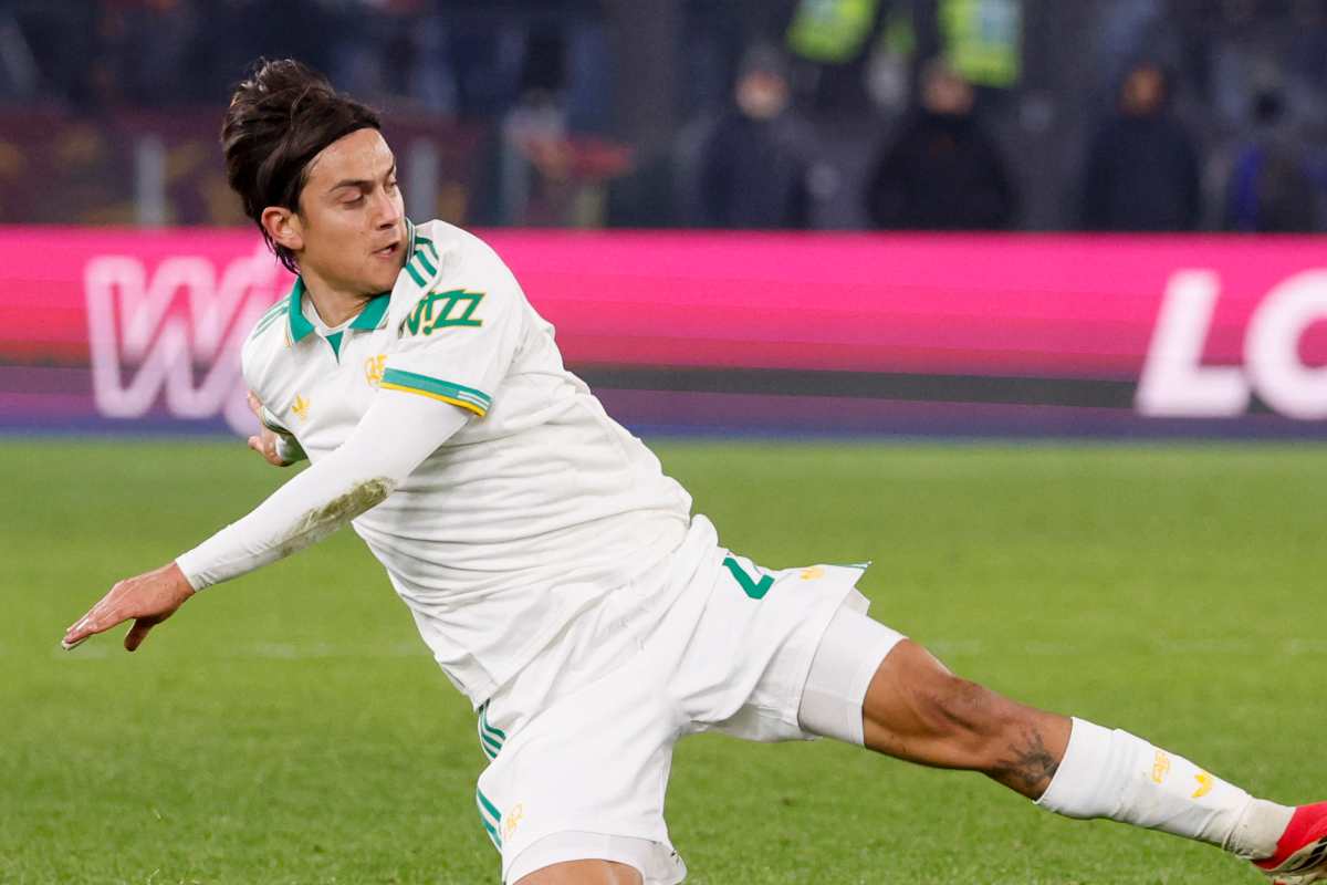 Paulo Dybala prova ad allungare la gamba