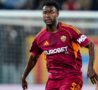 Evan Ndicka osserva il pallone