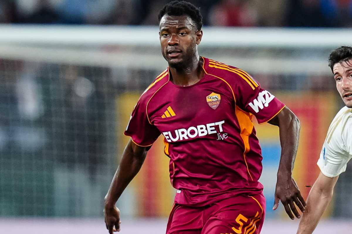 Evan Ndicka osserva il pallone