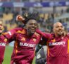 Manu Koné festeggia con Malen e Wesley