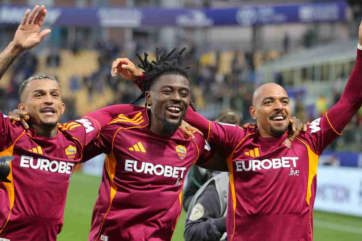 Manu Koné festeggia con Malen e Wesley