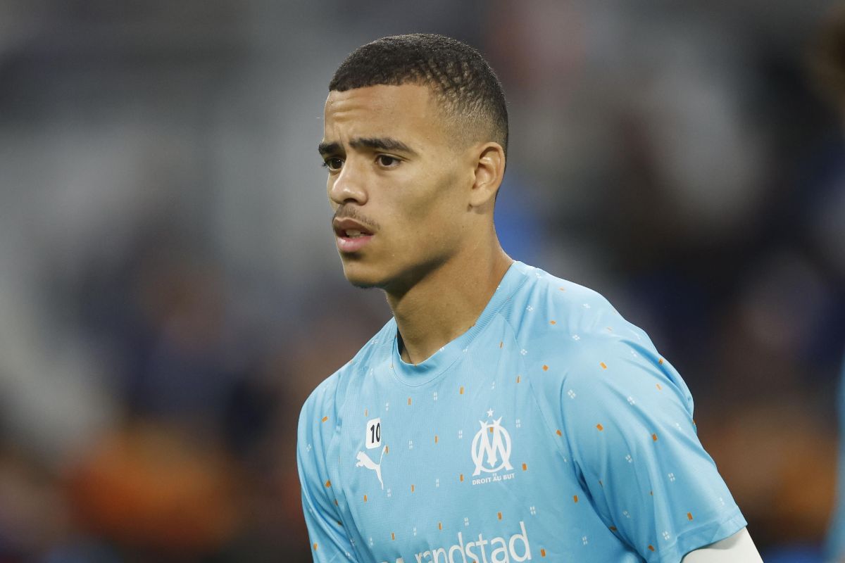 Mason Greenwood scruta l'orizzonte
