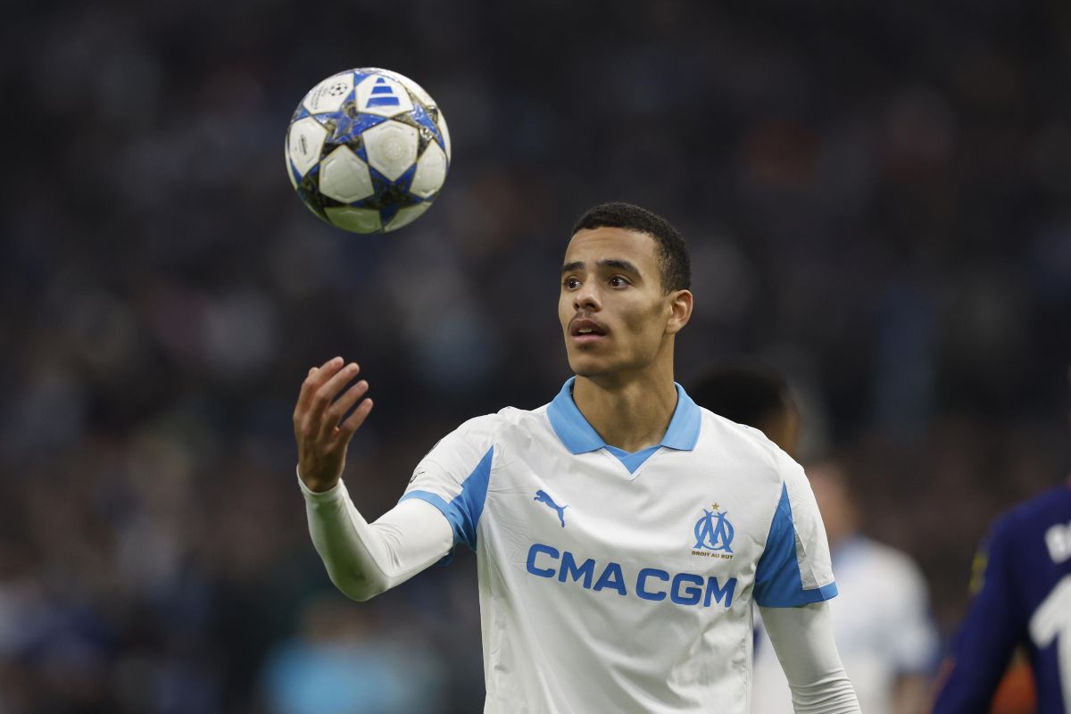 Mason Greenwood con il pallone della Champions