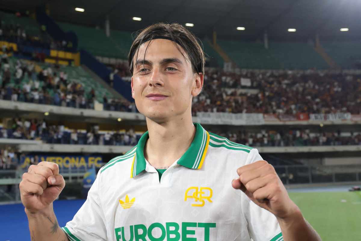 Paulo Dybala esulta al "Bentegodi"