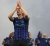 Pio Esposito applaude i tifosi dell'Inter