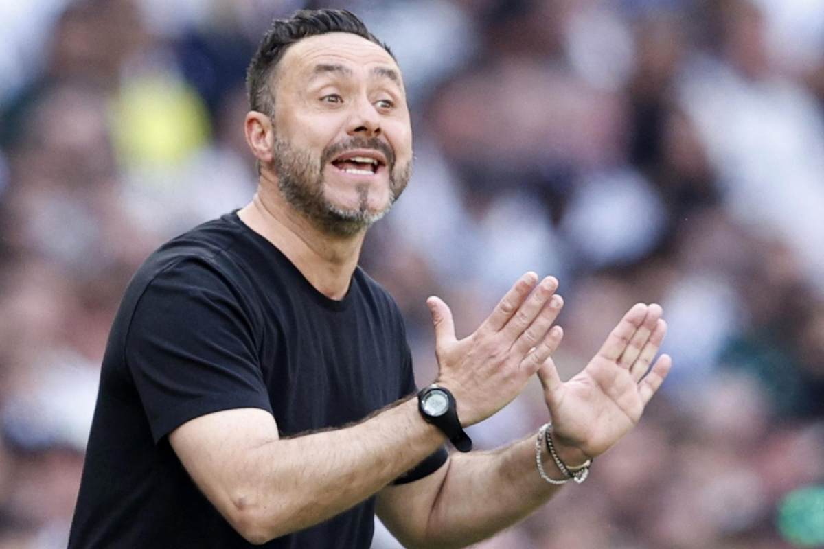 Roberto De Zerbi applaude in panchina