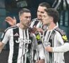 Vlahovic abbracciato dal resto dei compagni