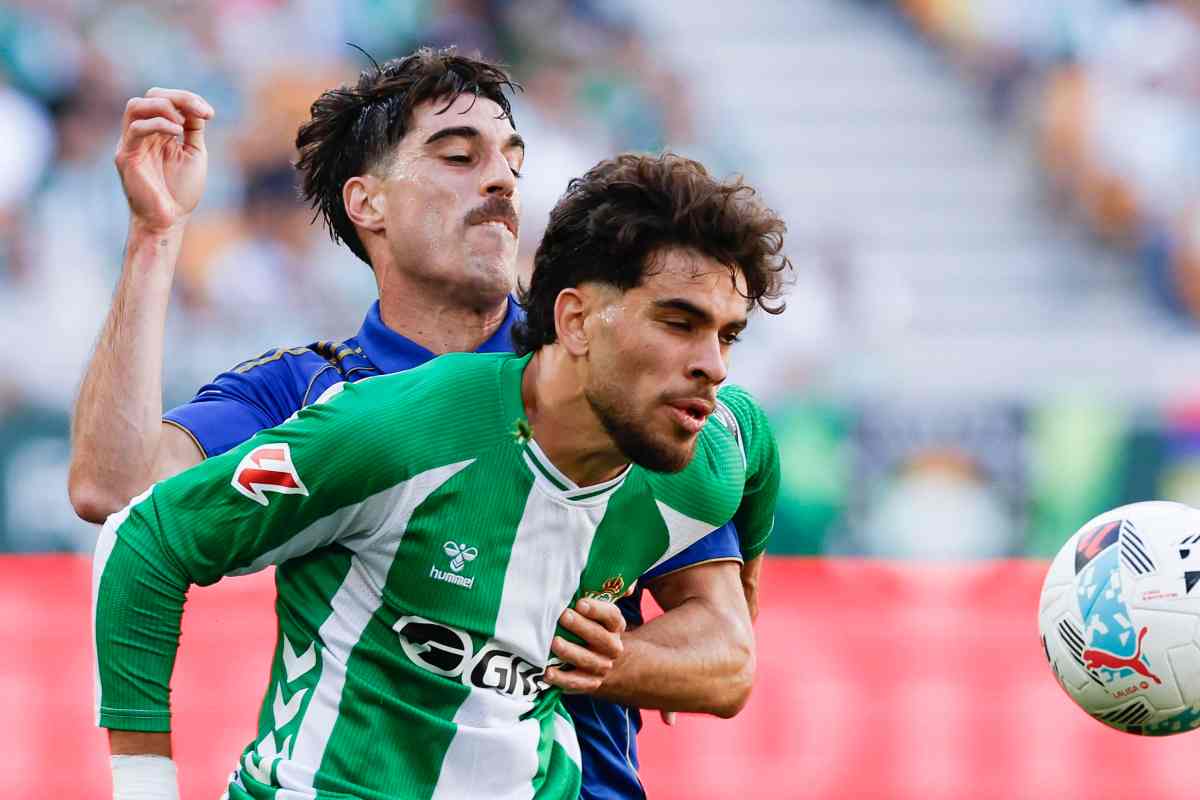 Abde protegge il pallone dall'attacco avversario