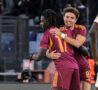 El Aynaoui e Koné si abbracciano dopo un gol della Roma
