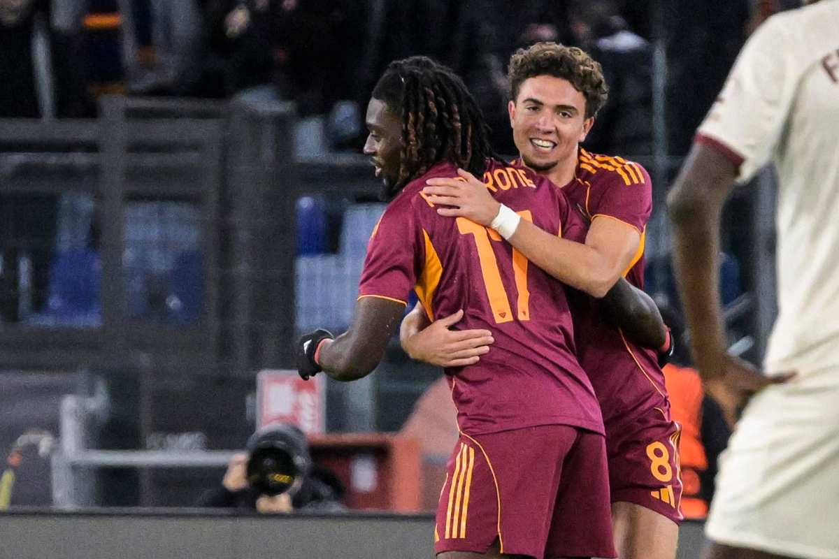 El Aynaoui e Koné si abbracciano dopo un gol della Roma