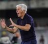 Gasperini fornisce indicazioni a bordo campo