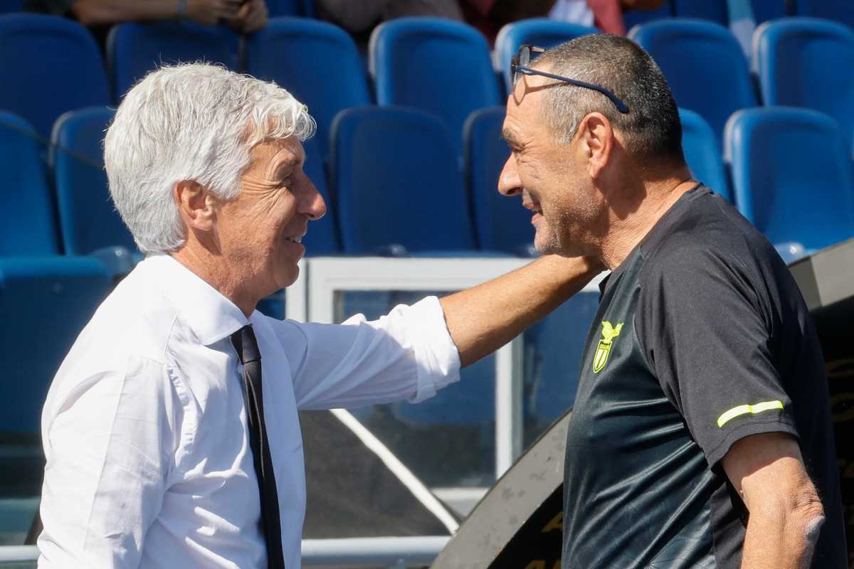 Gasperini e Sarri si abbracciano