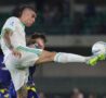 Gianluca Mancini anticipa l'attaccante del Verona