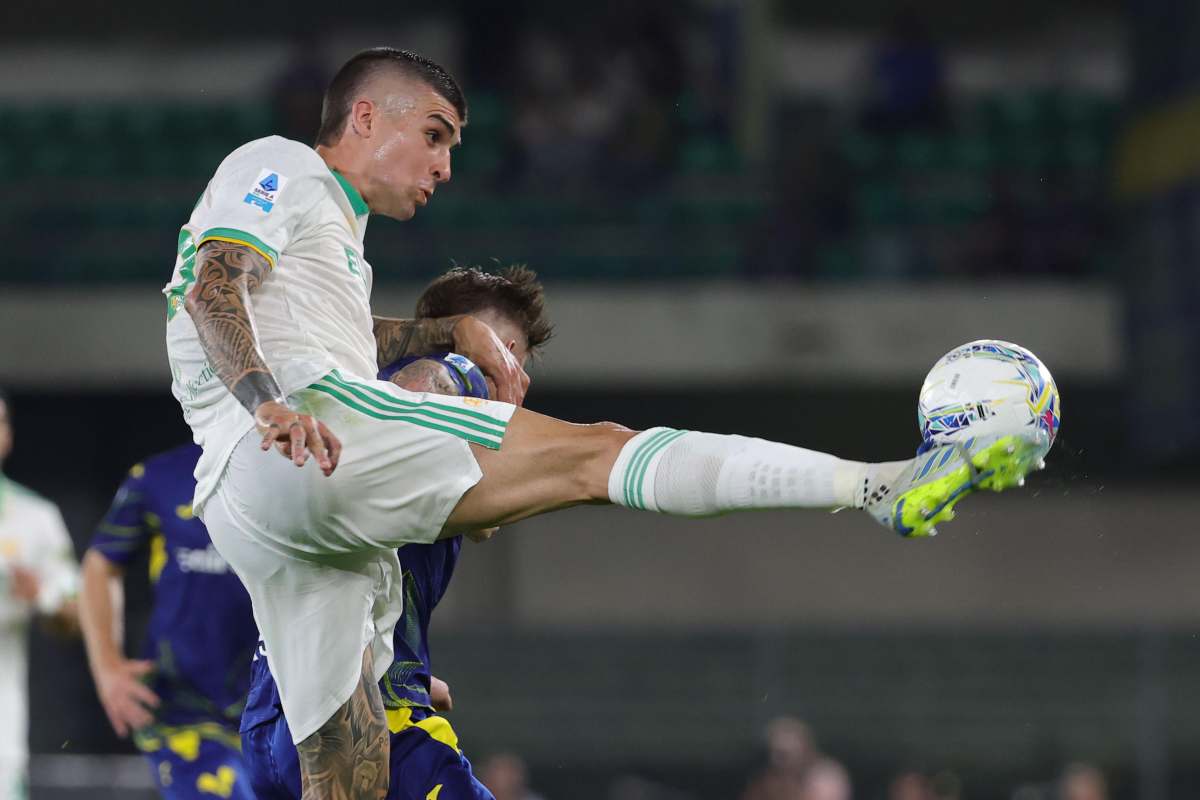 Gianluca Mancini anticipa l'attaccante del Verona