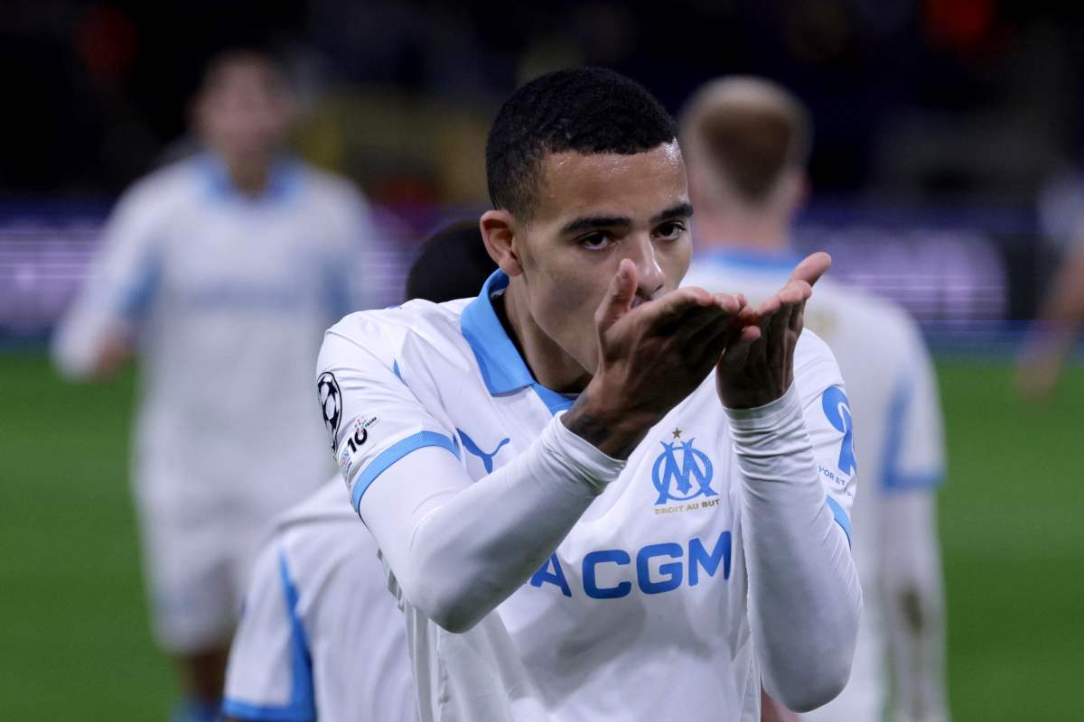 Mason Greenwood tira un bacio