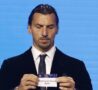 Zlatan Ibrahimovic osserva la squadra abbinata