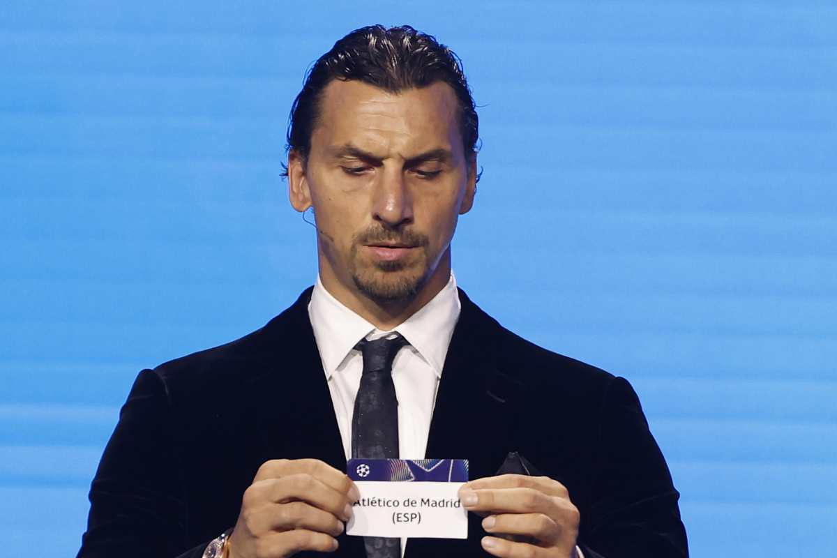 Zlatan Ibrahimovic osserva la squadra abbinata