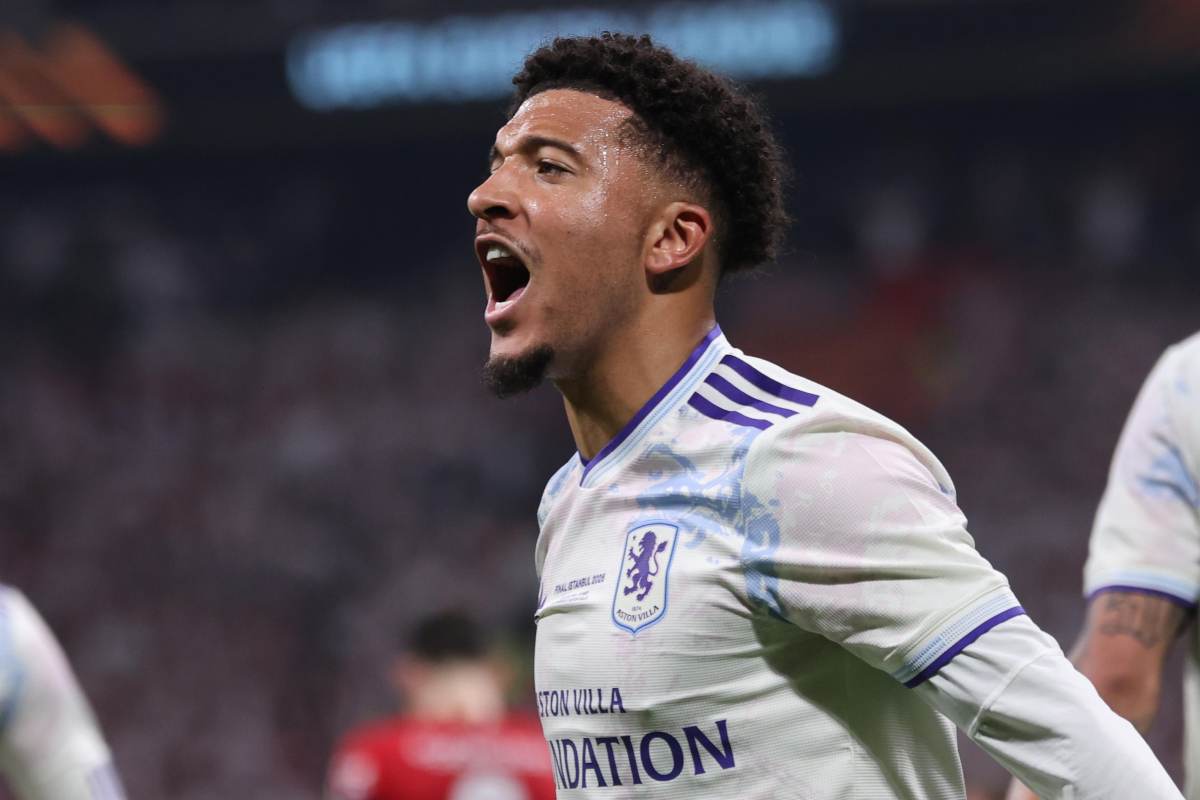 Jadon Sancho esulta con la maglia dell'Aston Villa