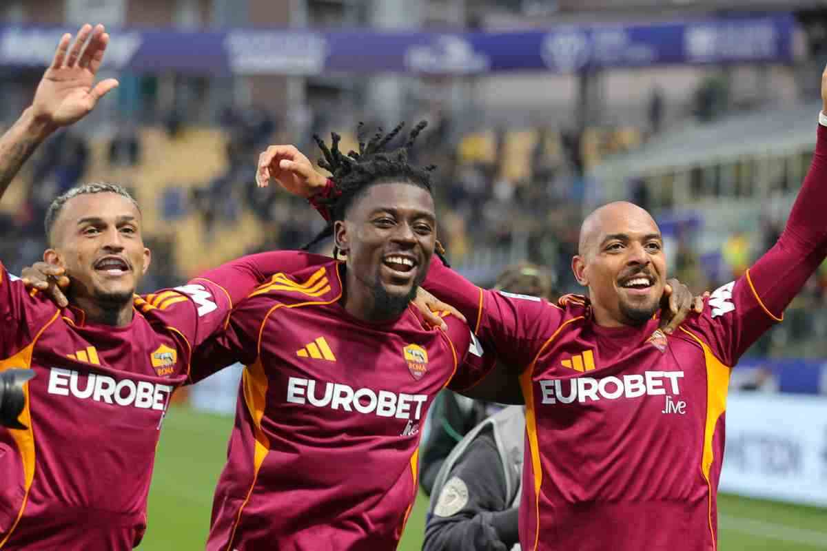 Manu Koné omaggiato dal resto dei compagni