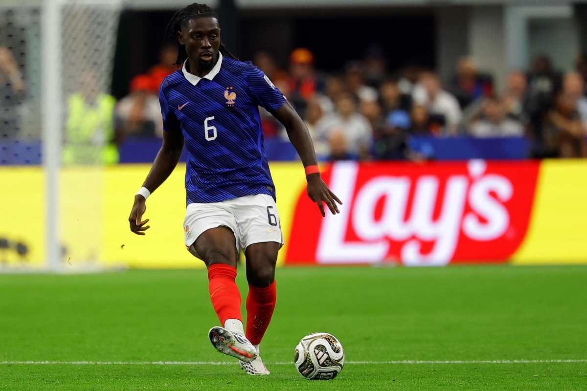 Manu Koné in azione con la maglia della Francia