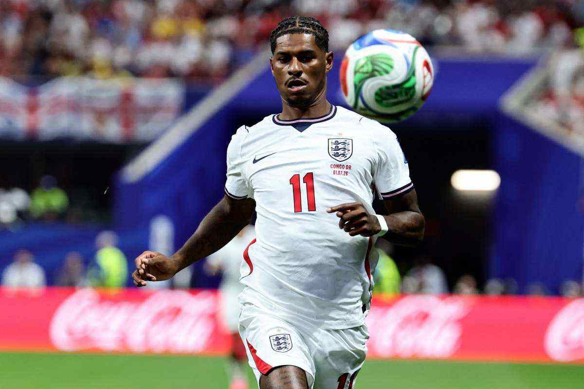 Marcus Rashford rincorre un pallone