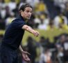 Simone Inzaghi dà indicazioni a bordo campo