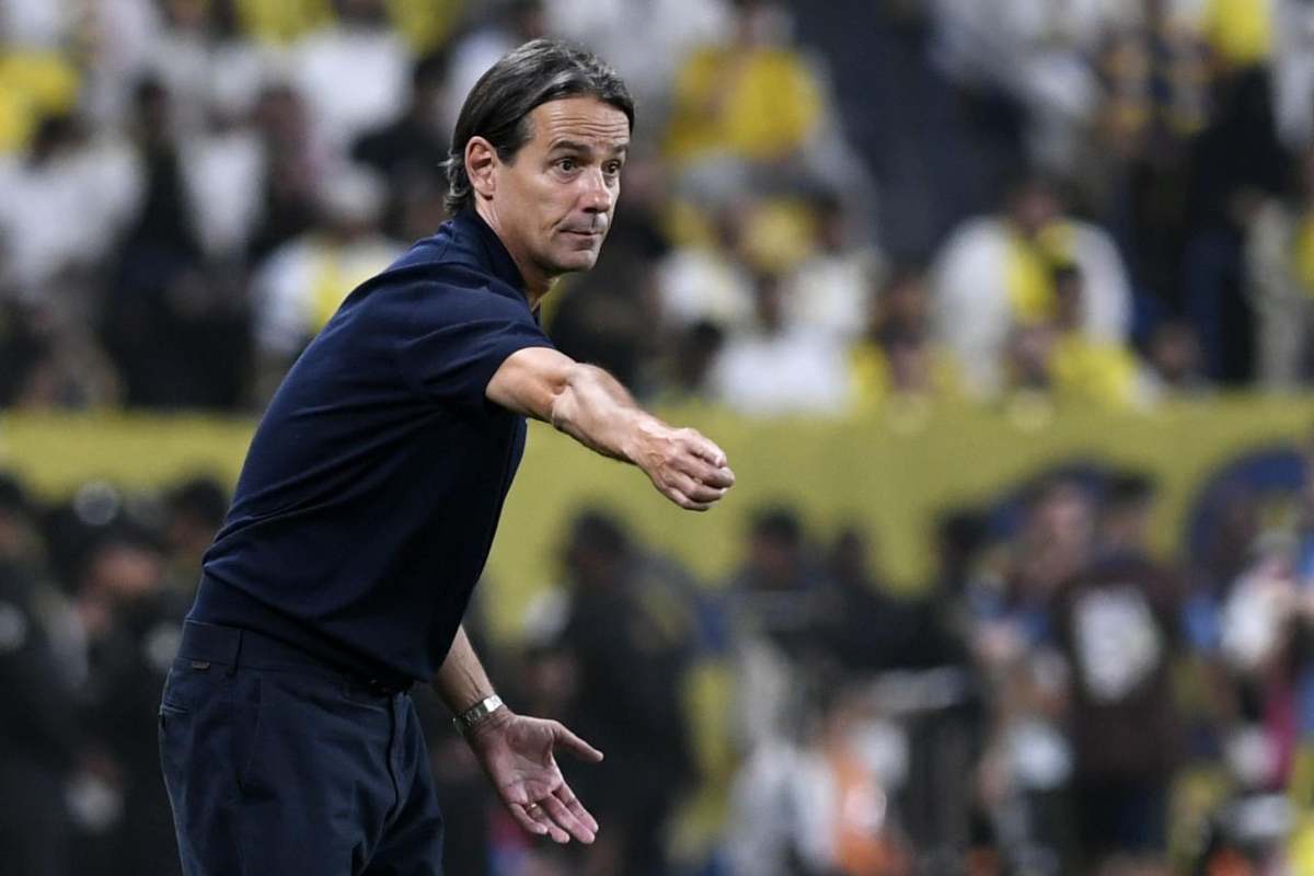 Simone Inzaghi dà indicazioni a bordo campo