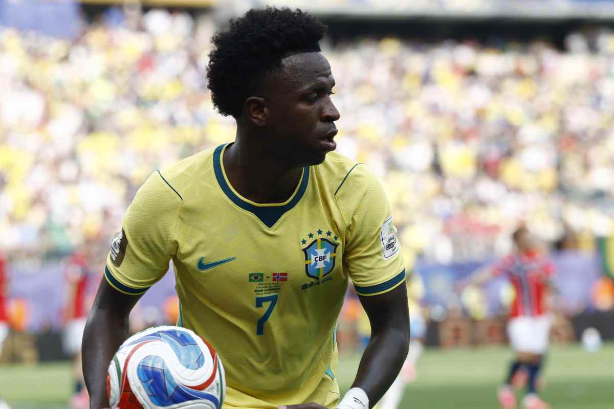 Vinicius in procinto di battere un calcio d'angolo
