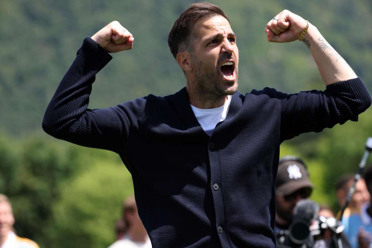 Cesc Fabregas esulta in panchina