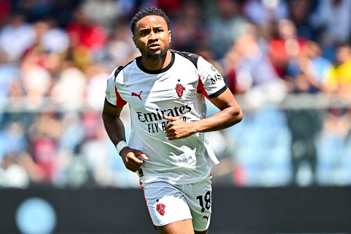 Nkunku con la maglia bianca del Milan